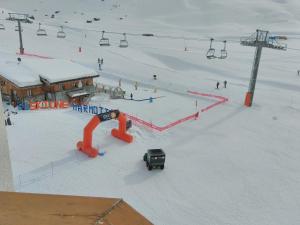 - une piste de ski avec des pistes de ski et une remontée mécanique dans l'établissement Appartement Tignes Val Claret sur les pistes, à Tignes
