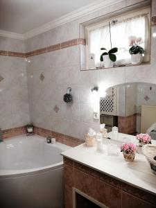 A bathroom at Elza Apartman