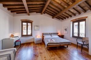 A bed or beds in a room at Ca' Gremal - Casa vacanze tra le colline del Garda - Calmasino di Bardolino
