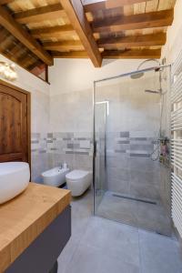 Koupelna v ubytování Ca' Gremal - Casa vacanze tra le colline del Garda - Calmasino di Bardolino + 13 fotografií
