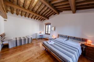 A bed or beds in a room at Ca' Gremal - Casa vacanze tra le colline del Garda - Calmasino di Bardolino