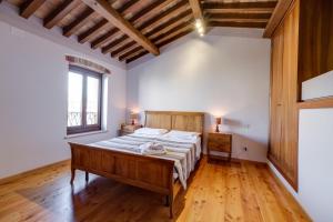 A bed or beds in a room at Ca' Gremal - Casa vacanze tra le colline del Garda - Calmasino di Bardolino
