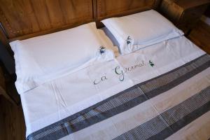 A bed or beds in a room at Ca' Gremal - Casa vacanze tra le colline del Garda - Calmasino di Bardolino