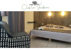 VelauxにあるLe Clos la Verdièreのベッドルーム1室(ベッド1台、椅子付)