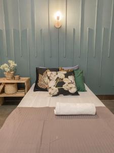 מיטה או מיטות בחדר ב-Pallet Homes - Tabuc Suba
