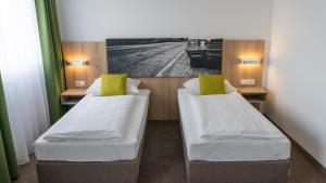 Postel nebo postele na pokoji v ubytování Highway Hotel