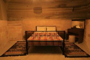 1 dormitorio con 1 cama en una habitación en DIADEM CAPPADOCIA GUEST HOUSE & HOSTEL en Goreme