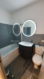 La salle de bains est pourvue de toilettes, d'un lavabo et d'un miroir. dans l'établissement Appartement T1 Marseille Prado Chanot Plage, à Marseille