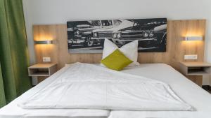 Postel nebo postele na pokoji v ubytování Highway Hotel