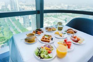 einen Tisch mit Frühstücksteller und Getränken in der Unterkunft Crowne Plaza Shenzhen Nanshan, an IHG Hotel in Shenzhen