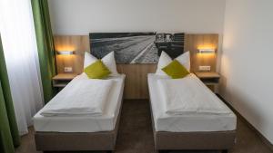 Postel nebo postele na pokoji v ubytování Highway Hotel