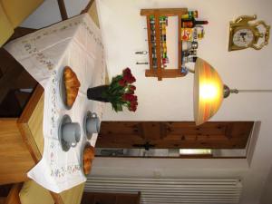 widok na kuchnię z kuchenką w pokoju w obiekcie Apartment Bos-cha w mieście La Punt-Chamues-ch