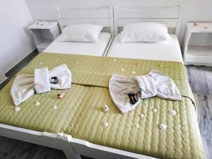 A bed or beds in a room at Cactus Beach Paros