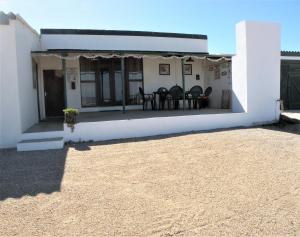 a view of the outside of a house with a patio at Honne-Hemel in Hondeklipbaai