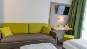 Postel nebo postele na pokoji v ubytování Highway Hotel