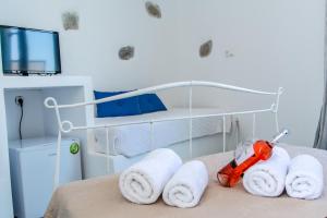 A bed or beds in a room at Cactus Beach Paros