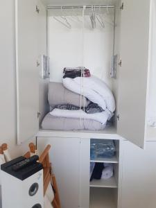 Habitación con 2 pilas de almohadas en un armario en Sentí el Mar.., en Punta del Este