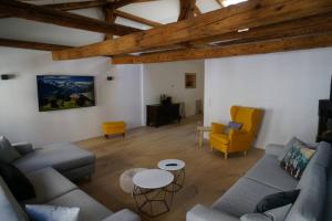 a living room with two couches and a table at Ferienhaus Lieblingsplatz-Füssen - stilvoll urlauben & wohnen in Füssen