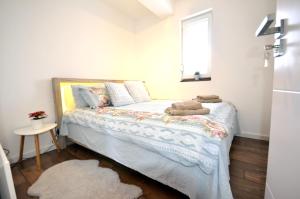 C l e a n&C o z y Apartmani Divcibare في ديفشيبار: غرفة نوم بسرير ونافذة