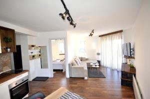 C l e a n&C o z y Apartmani Divcibare في ديفشيبار: غرفة معيشة مع أريكة وطاولة