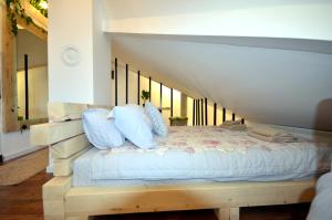 Postel nebo postele na pokoji v ubytování C l e a n&C o z y Apartmani Divcibare
