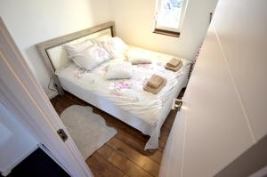 Postel nebo postele na pokoji v ubytování C l e a n&C o z y Apartmani Divcibare