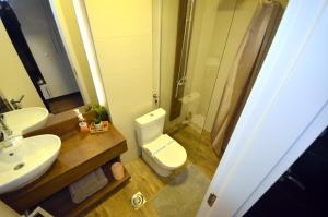 Koupelna v ubytování C l e a n&C o z y Apartmani Divcibare
