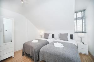 Кровать или кровати в номере Canterbury 2 Bed Apartment Close to Town CT1 Sleeps 6