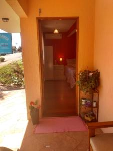 Una puerta que conduce a una habitación con dormitorio en QUARTO Jardim da Serra, en Nova Petrópolis