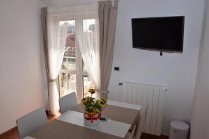 TV a/nebo společenská místnost v ubytování Rooms and Apartments Robert