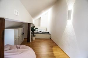 Habitación blanca pequeña con cama y luz en Surfer Loft with AC and sun terrace en Bonn