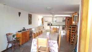 kuchnia i jadalnia ze stołem i krzesłami w obiekcie Rooms and Apartments Robert w Rovinj