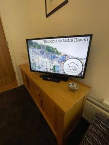 TV a/nebo společenská místnost v ubytování Little Haven