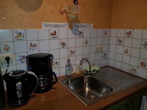 encimera de cocina con fregadero y cafetera en La Source d'Arimont en Malmedy