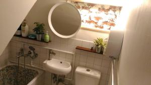 ein Bad mit einem Waschbecken und einem Spiegel in der Unterkunft i老宅 in Tainan