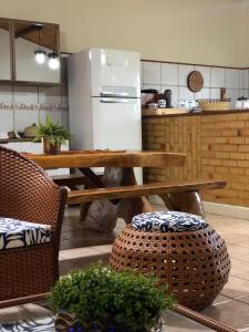 una cucina con tavolo e frigorifero di casa em Barra de Cunhaú-RN a Barra do Cunhau