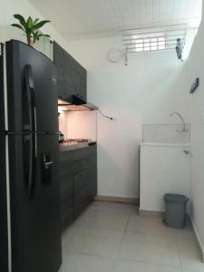 Una cocina o zona de cocina en VIP Apartasuites Rosales