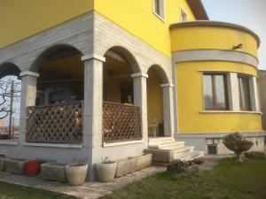 ヴェローナにあるB&B Samuelの黄色と灰色の家(バルコニー付)