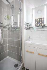 een badkamer met een douche en een wastafel bij The Chesterfield Guest House, Torquay in Torquay