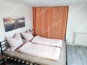 En eller flere senge i et værelse på Ferienhaus Mörterteich