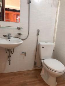a bathroom with a toilet and a sink at Khuổi Ky Eco Homestay in Cao Bằng