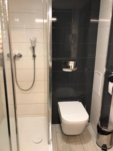 a bathroom with a toilet and a glass shower at Apartment Czarna Góra Resort ISCHGL 30, Sienna in Sienna +34 photos