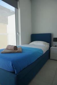 En eller flere senge i et værelse på Sea View Penthouse Mellieha Bay
