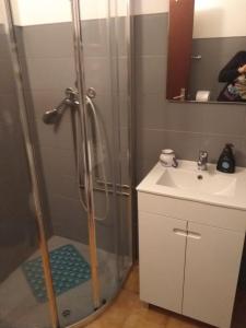 La salle de bains est pourvue d'une douche et d'un lavabo. dans l'établissement Moradia Lili, à Ronqueira