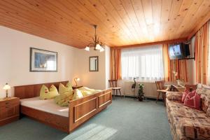 1 dormitorio con 1 cama y 1 sofá en una habitación en Haus Schroll, en Ried im Zillertal