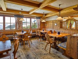 Un restaurante o sitio para comer en Alpengasthof Hochsöll