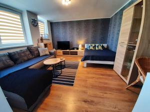 salon z kanapą i stołem w obiekcie Apartamet 45 w mieście Płock