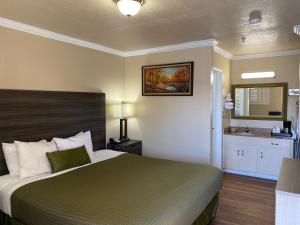 Ένα ή περισσότερα κρεβάτια σε δωμάτιο στο Holland Inn & Suites