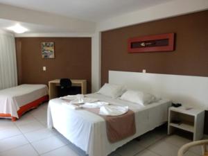 una habitación de hotel con 2 camas en una habitación en Marsallis Praia Mar, en Natal