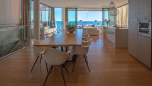 een keuken en eetkamer met een houten tafel en stoelen bij Luxury Sperone Residence in Novigrad Istria
